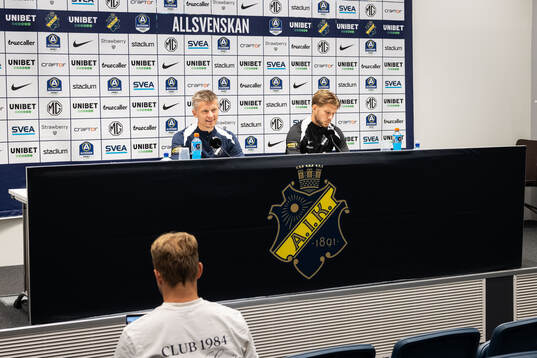 AIK head coach Mikkjal Thomassen and Anton Salétros