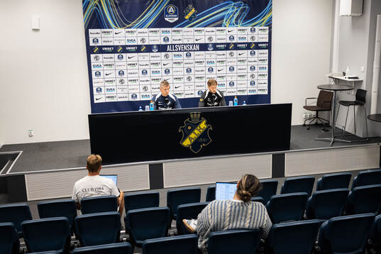 AIK head coach Mikkjal Thomassen and Anton Salétros