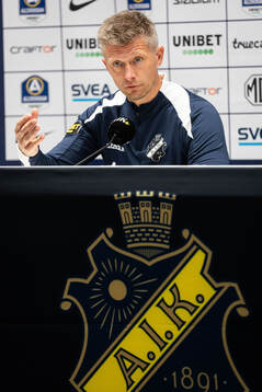 AIK head coach Mikkjal Thomassen