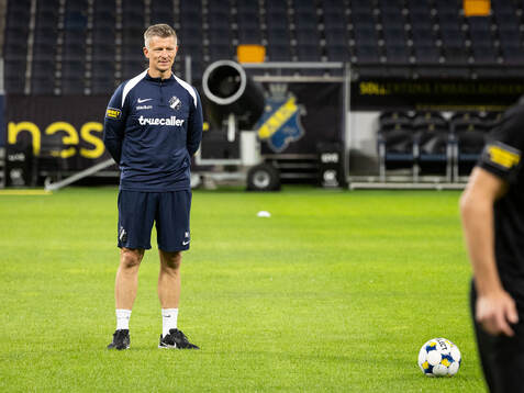 AIK head coach Mikkjal Thomassen
