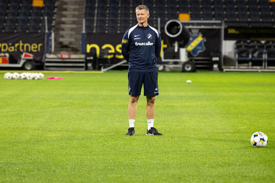 AIK head coach Mikkjal Thomassen