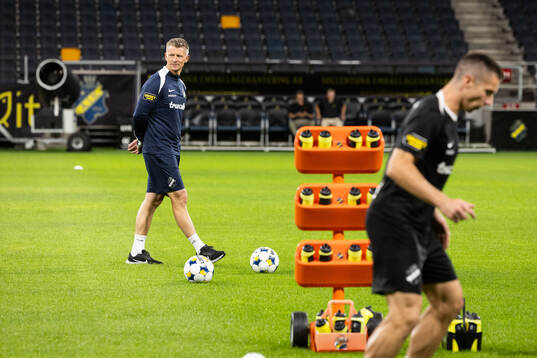 AIK head coach Mikkjal Thomassen
