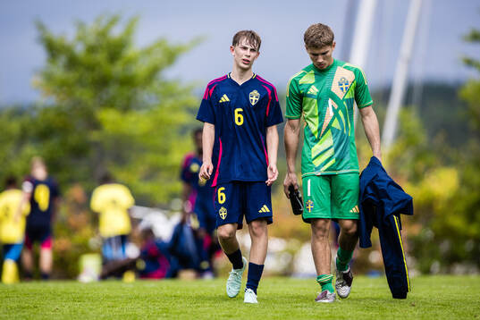Oskar Åkewall och målvakt Isak Nordén