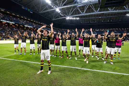 Charlie Pavey and players of AIK  celebrate