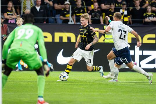 Erik Hovden Flataker of AIK against Nikita Baranov of Paide