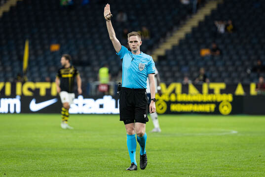 Referee Helgi Mikael Jonasson
