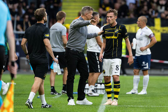 Johan Hove of AIK speaks with coach Mikkjal Thomassen