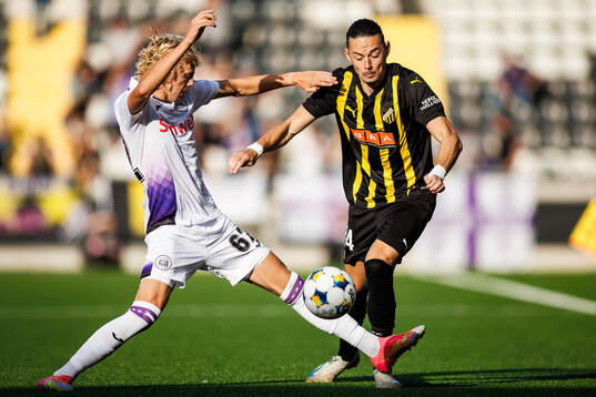 Basile Vroninks of Anderlecht and Amor Layouni of Häcken