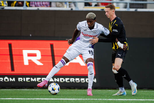 Nilson Angulo of Anderlecht and Julius Lindberg of Häcken