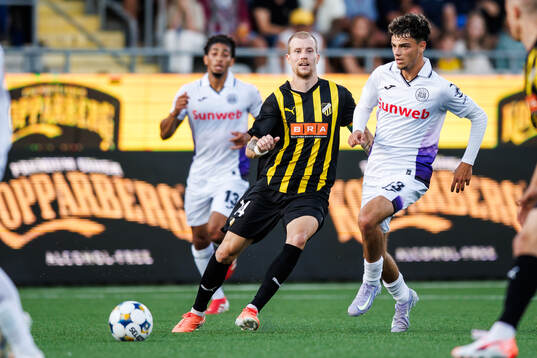 Simon Gustafson of Häcken and Tristan Degreef of Anderlecht