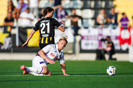 Kasper Dolberg of Anderlecht and Adam Lundkvist of Häcken