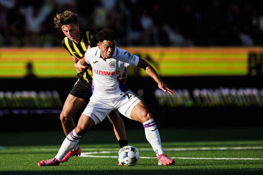 Silas Andersen of Häcken and Mario Stroeykens of Anderlecht