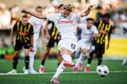 Kasper Dolberg of Anderlecht scores the 1-1 goal from the
