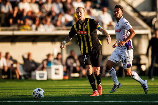 Simon Gustafson of Häcken and Enric Llansana of Anderlecht