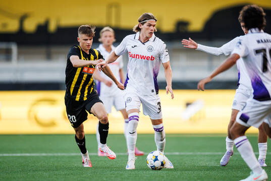 Adrian Svanbäck of Häcken and Lucas Hey of Anderlecht