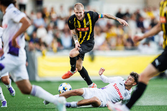 Simon Gustafson of Häcken and Tristan Degreef of Anderlecht
