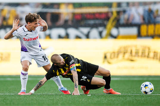 Yari Verschaeren of Anderlecht and Simon Gustafson of