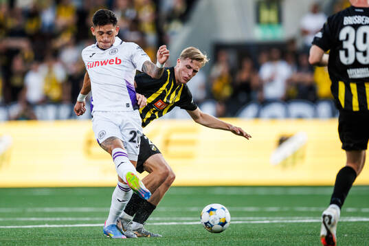 Luis Vazquez of Anderlecht and Olle Samuelsson of Häcken