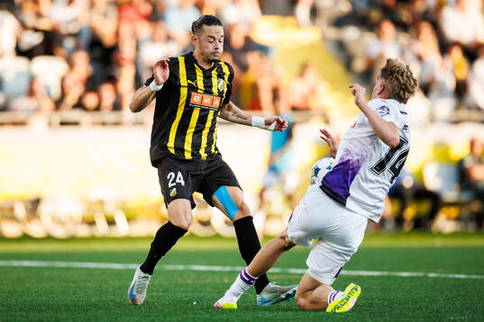 Amor Layouni of Häcken and Nathan De Cat of Anderlecht