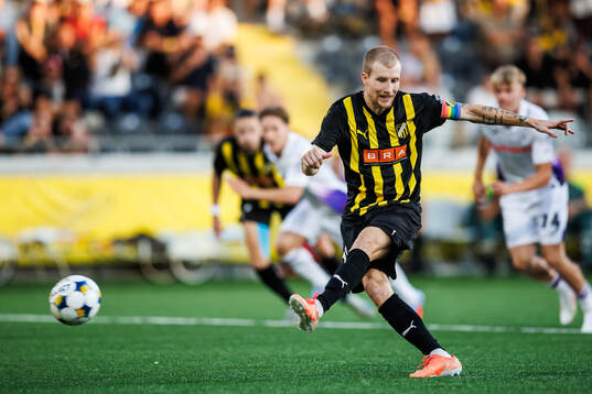 Simon Gustafson of Häcken scores the 2-1 goal