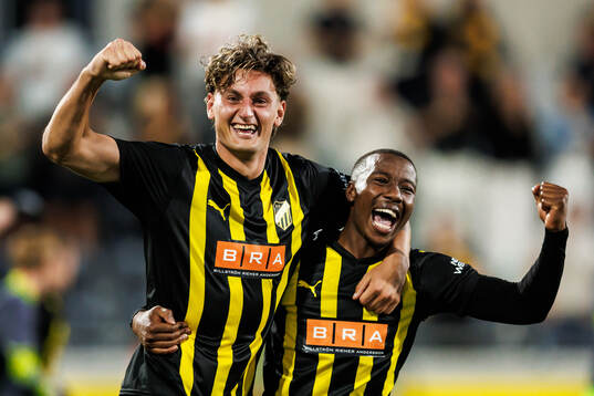 Silas Andersen and Sanders Ngabo of Häcken celebrate