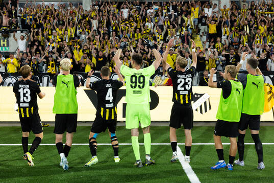 Players of Häcken celebrates with their supporters