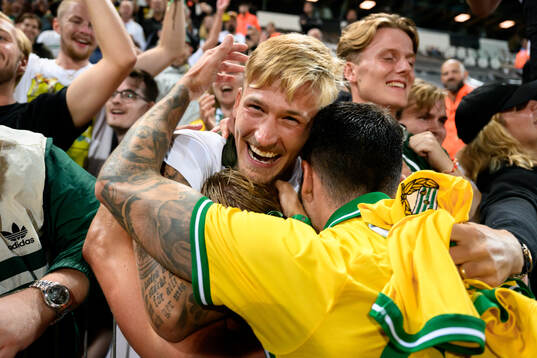 Former Hammarby player Fredrik Hammar and Nahir Besara of