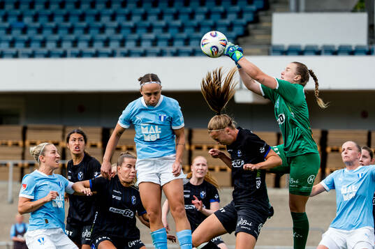 Malmö FFs Miljana Ivanovic och Växjö DFFs målvakt Maja