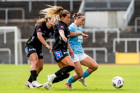 Växjö DFFs Mimmi Nurmela och Malmö FFs Miljana Ivanovic
