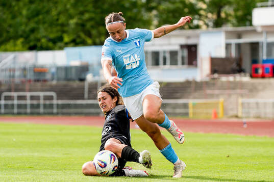 Malmö FFs Miljana Ivanovic och Växjö DFFs Chloe Minas