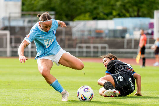 Malmö FFs Miljana Ivanovic och Växjö DFFs Chloe Minas