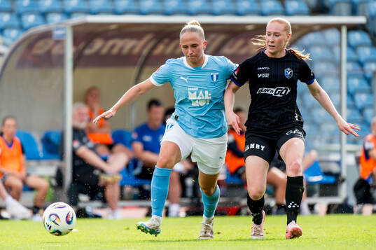 Malmö FFs Tuva Skoog och Växjö DFFs Tilde Johansson