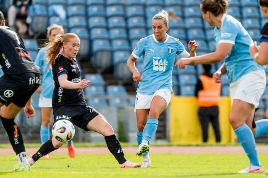 Malmö FFs Mia Persson och Växjö DFFs Tilde Johansson