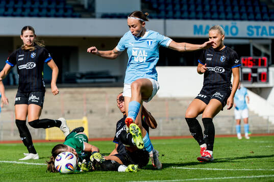 Malmö FFs Miljana Ivanovic och Växjö DFFs målvakt