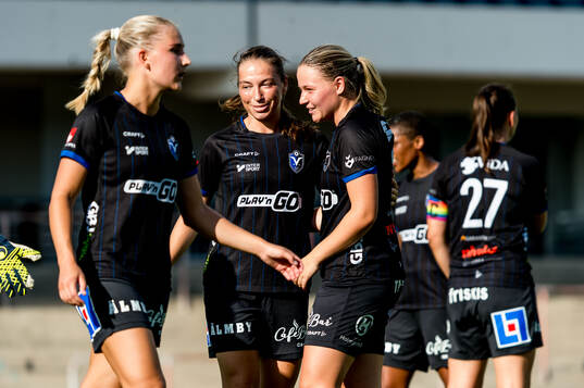 Växjö DFFs spelare jublar