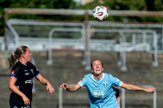 Malmö FFs Anna Plantin och Växjö DFFs Elvira Hammarbäck