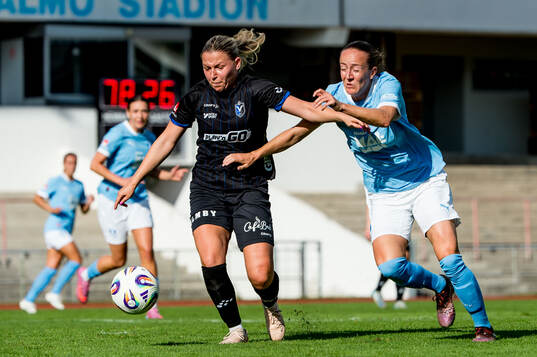 Växjö DFFs Elvira Hammarbäck och Malmö FFs Anna Plantin