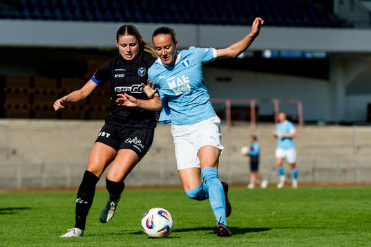 Växjö DFFs Emma Holmqvist och Malmö FFs Anna Plantin