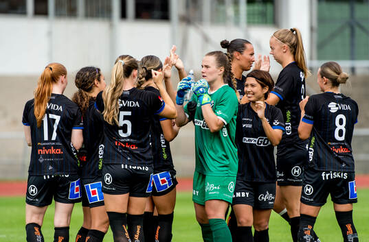 Växjö DFFs spelare jublar