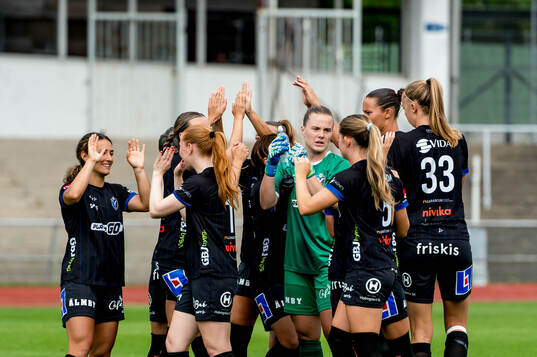 Växjö DFFs spelare jublar