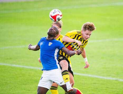IFK Hässleholms Max Persson nickduellerar i matchen i