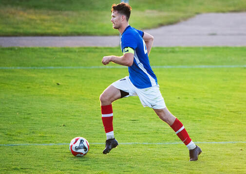 Balkans lagkapten Fabiasn Petersson i matchen i division 2