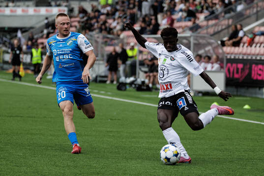 Oddevolds Adam Engelbrektsson och Örebros Blessing Asumang