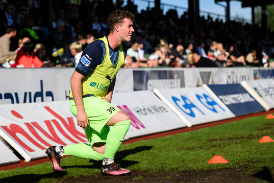 Värnamos målvakt Viktor Andersson värmer upp