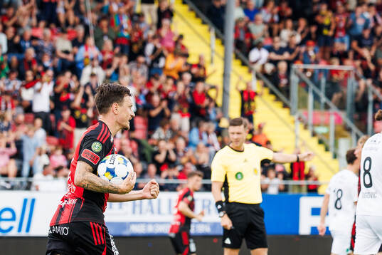 Östersunds Jamie Ryan Hopcutt jublar