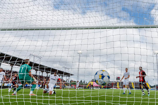 Östersunds Jamie Ryan Hopcutt (ej i bild) gör 1-2