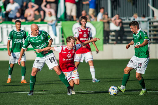 Brages Anton Lundin och Sandvikens IFs Victor Backman