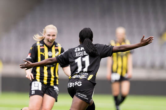 Häckens Monica Jusu Bah jublar