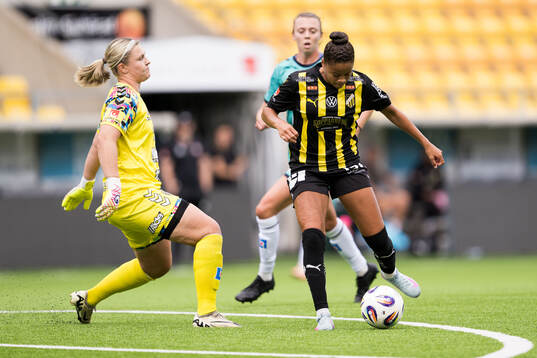 Kristianstads målvakt Moa Olsson och Häckens Felicia