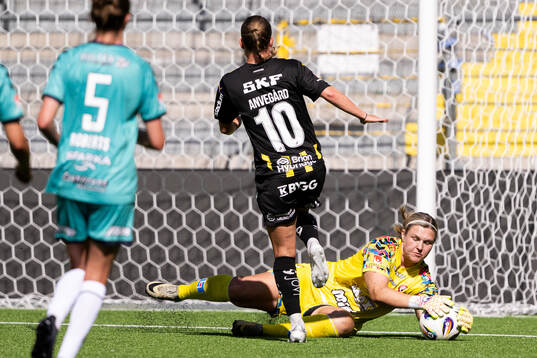 Häckens Anna Anvegård och Kristianstads målvakt Moa